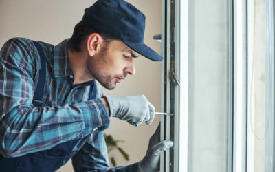 Quelle est la différence entre un vitrier à Corbas et un artisan à Lyon pour les travaux de vitrerie ?